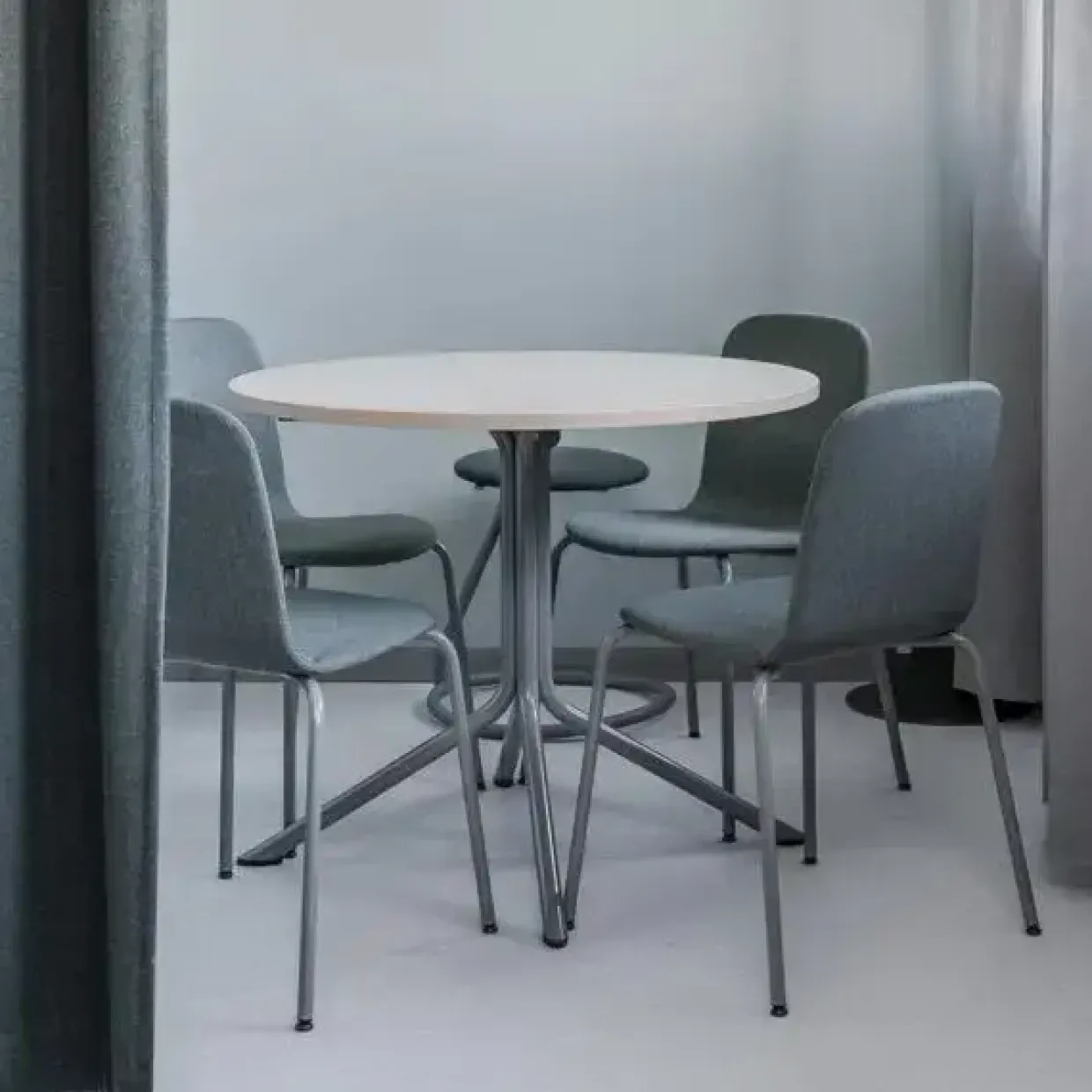Bord Atlas 1133 Ø800x720mm, Hvidpigmenteret eg med gråt understel