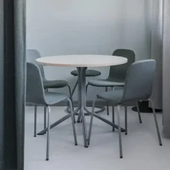 Bord Atlas 1133 Ø900x720mm, Hvidpigmenteret eg med gråt understel