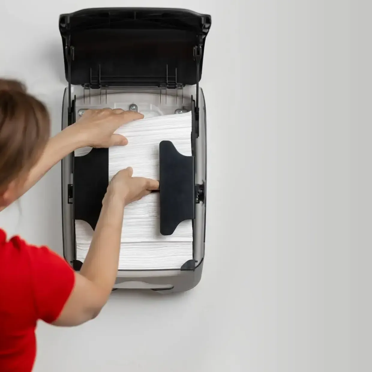 Dispenser til håndklædeark, Katrin 77434, Midi. sort plast maks dybde 10,2 cm og maks bredde 24 cm