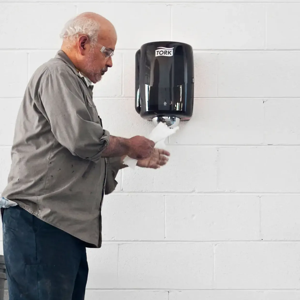 Dispenser Tork W4 653008 rød og sort midi