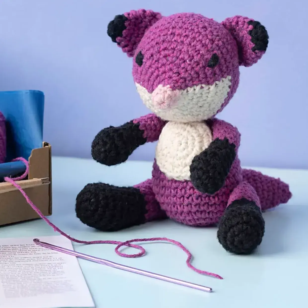 DIY Kit Amigurumi, Ræv, sort, blomme, 1 pk.