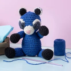 DIY Kit Amigurumi, Vaskebjørn, sort, blå, 1 pk.
