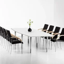 Konferencebord Consensus, Hvid 2800x1000 mm bådformet, Alugrå understel