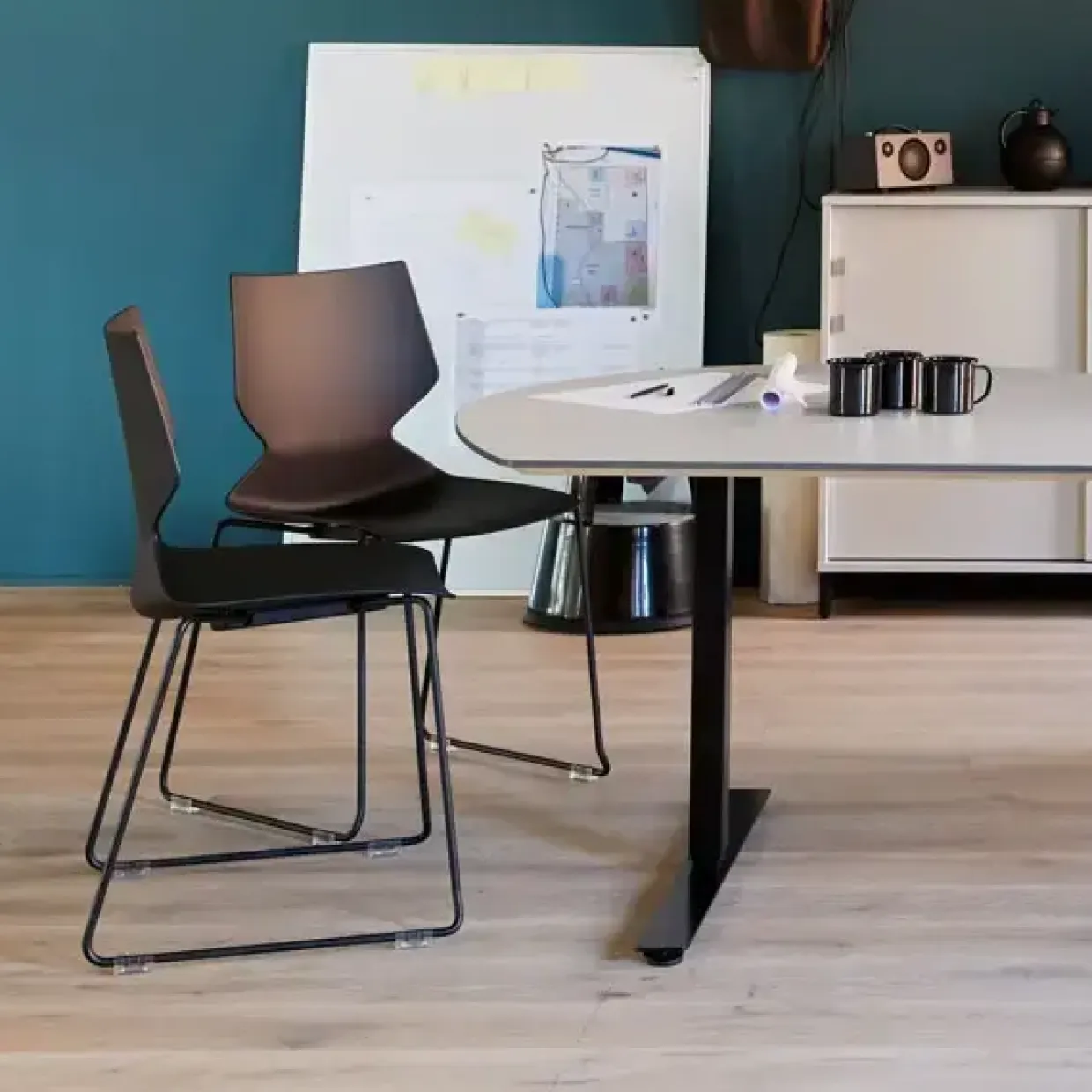 Konferencestol Fly sort med sort stel RAL9005