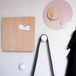 Nøgleskab med magnetisk låge i finér eg