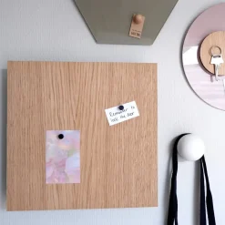 Nøgleskab med magnetisk låge i finér eg