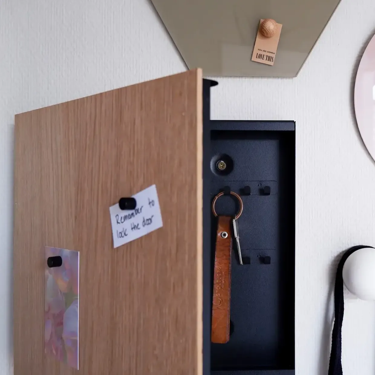 Nøgleskab med magnetisk låge i finér eg