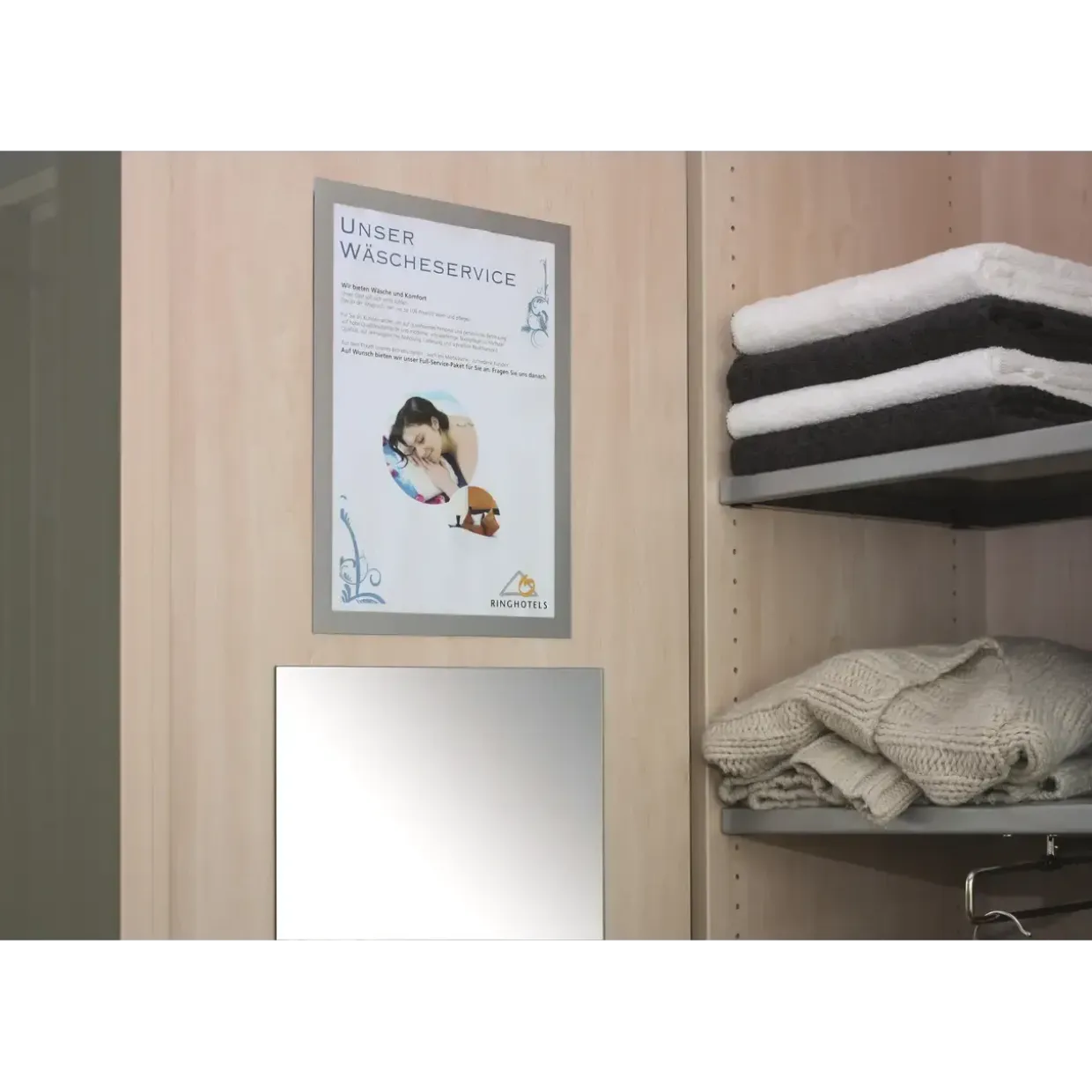 Skilt DURAFRAME® selvklæbende A4 m/sølv ramme 2stk/pak