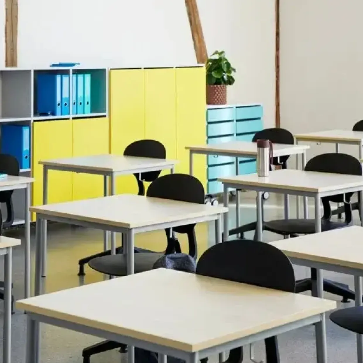 Skolebord - Model 166 - 700x600 mm - Birk laminat - Alugråt stel - Højde 720 mm