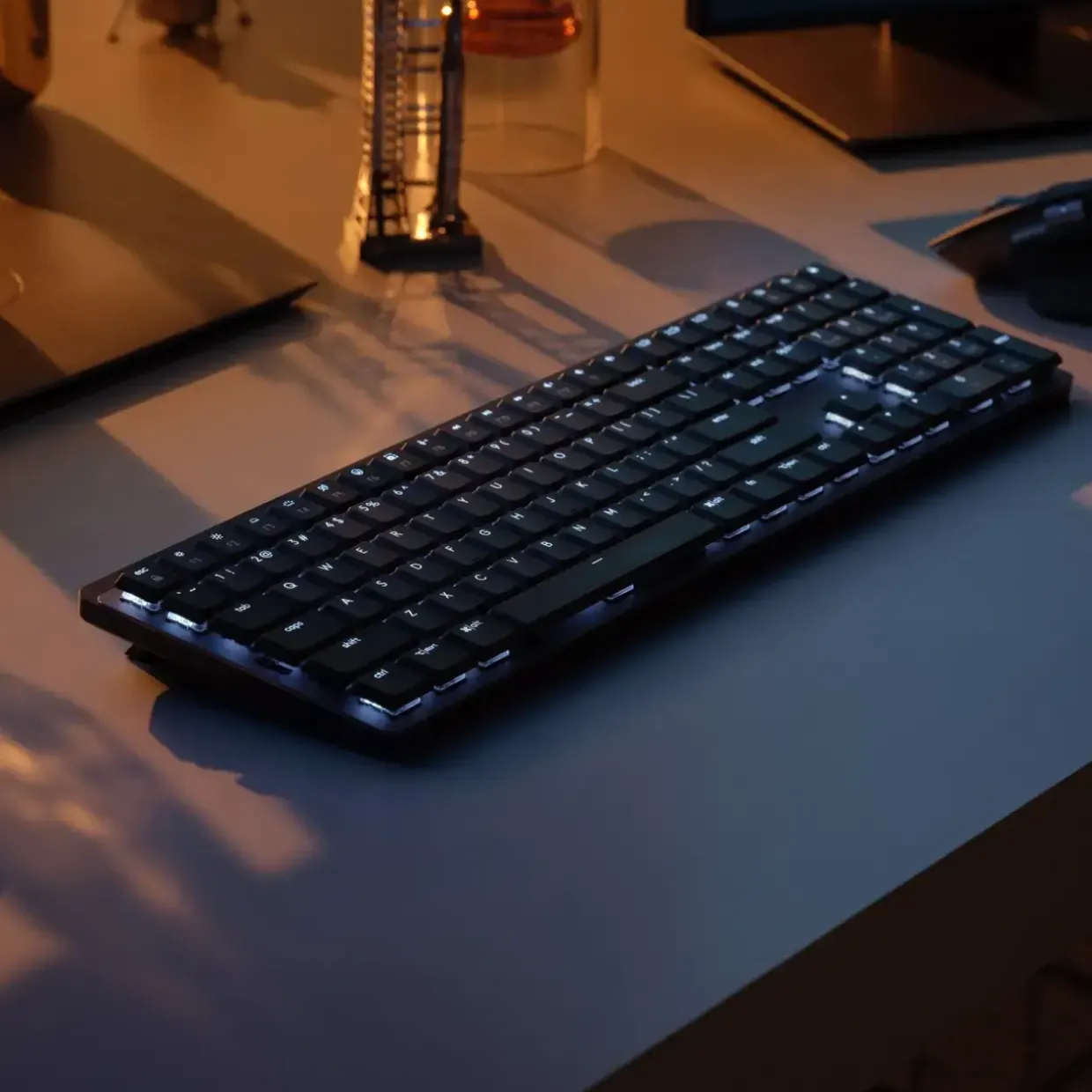 Trådløst tastatur Logitech MX Mech. Wireless Illuminated Perf. Keyboard Linear, Graphit