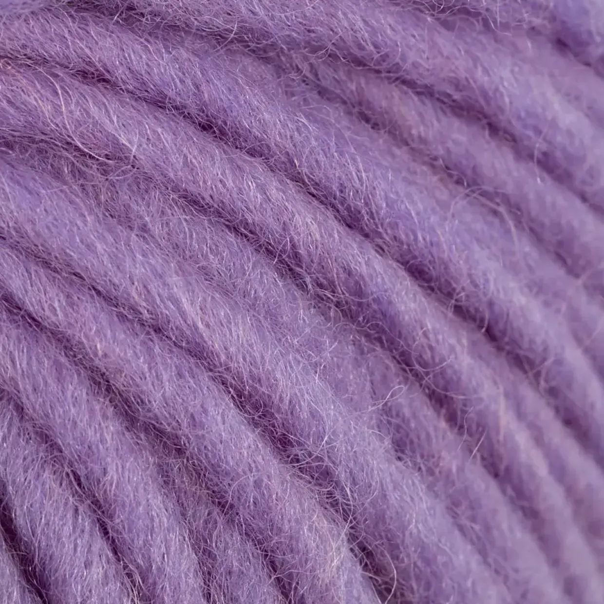 Uldgarn L: 50 m lilla 50 g